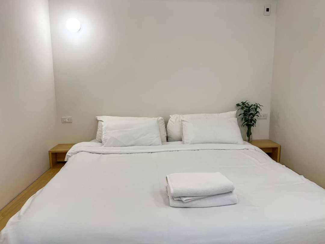La Moon House Hotel Salaya Bagian luar foto