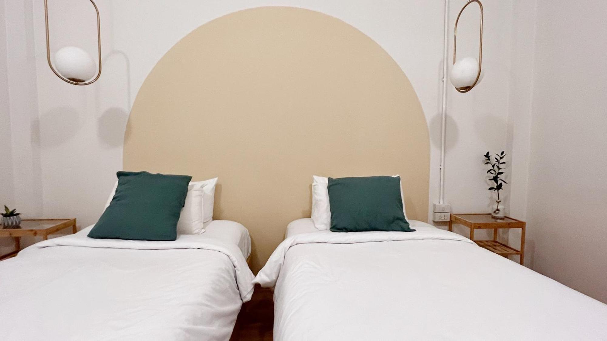 La Moon House Hotel Salaya Bagian luar foto
