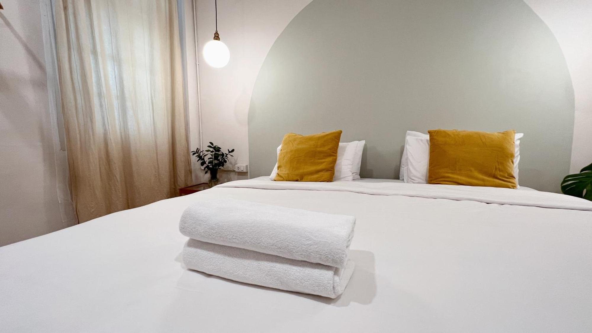 La Moon House Hotel Salaya Bagian luar foto