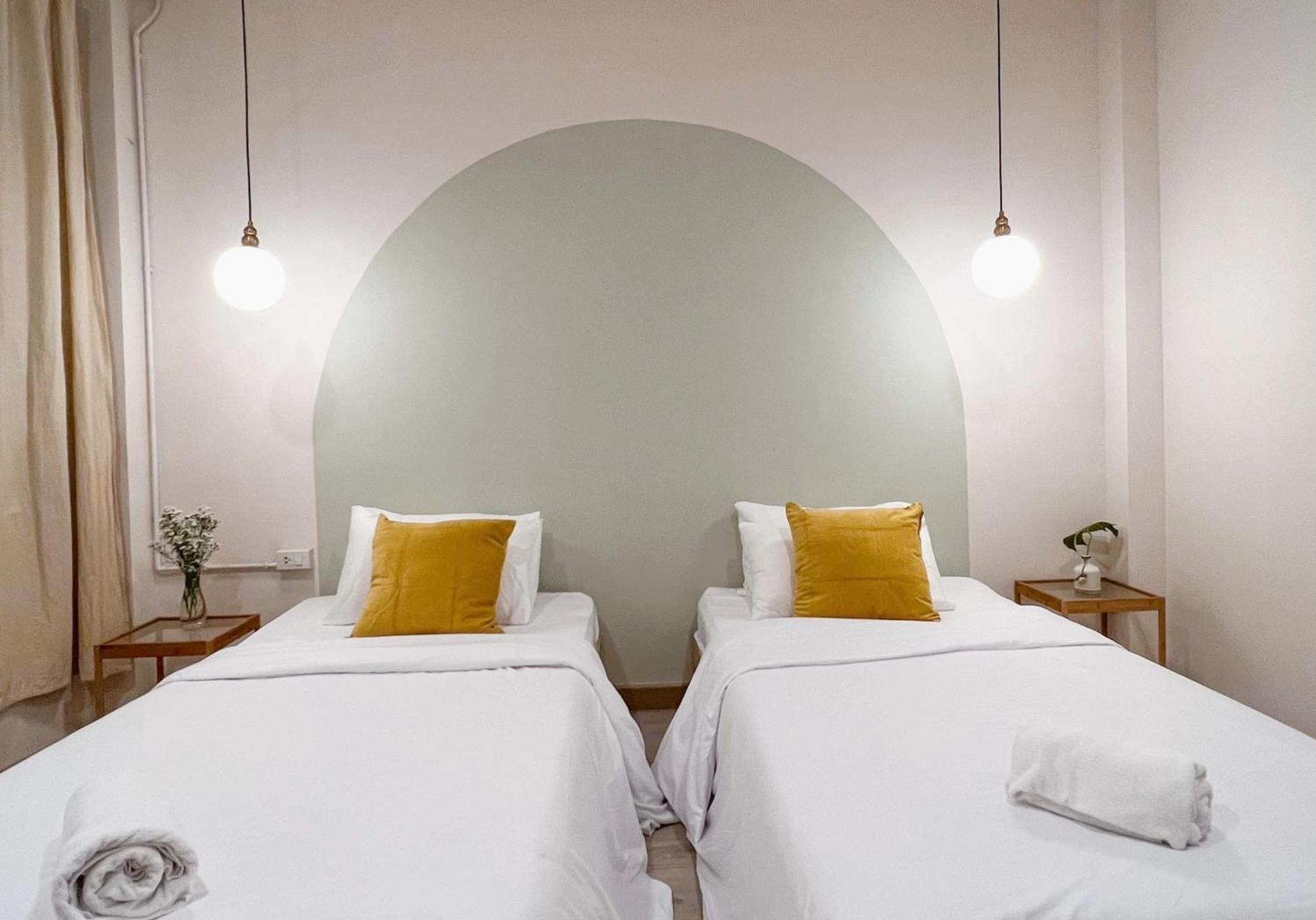 La Moon House Hotel Salaya Bagian luar foto